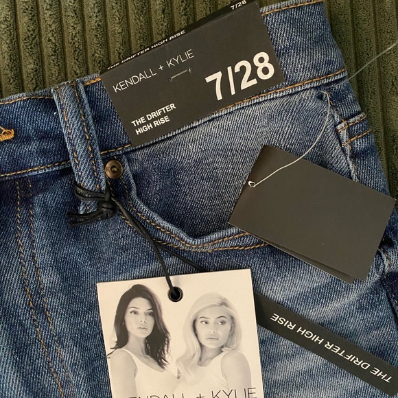 NWT. Kendall & Kylie The Drifter High Rise shorts. 7/28. - Picture 4 of 4